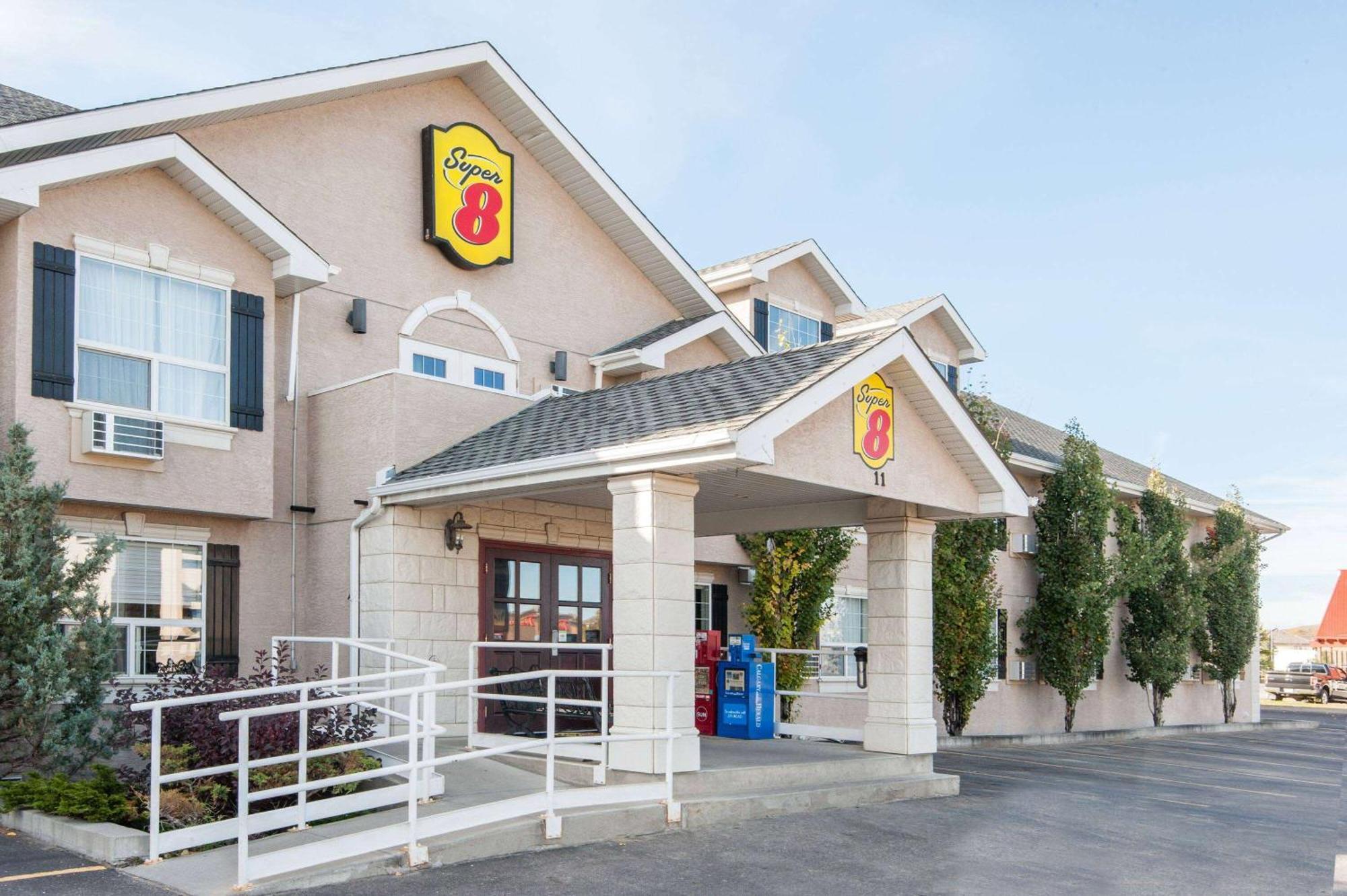 Super 8 By Wyndham Cochrane Hotel Ngoại thất bức ảnh