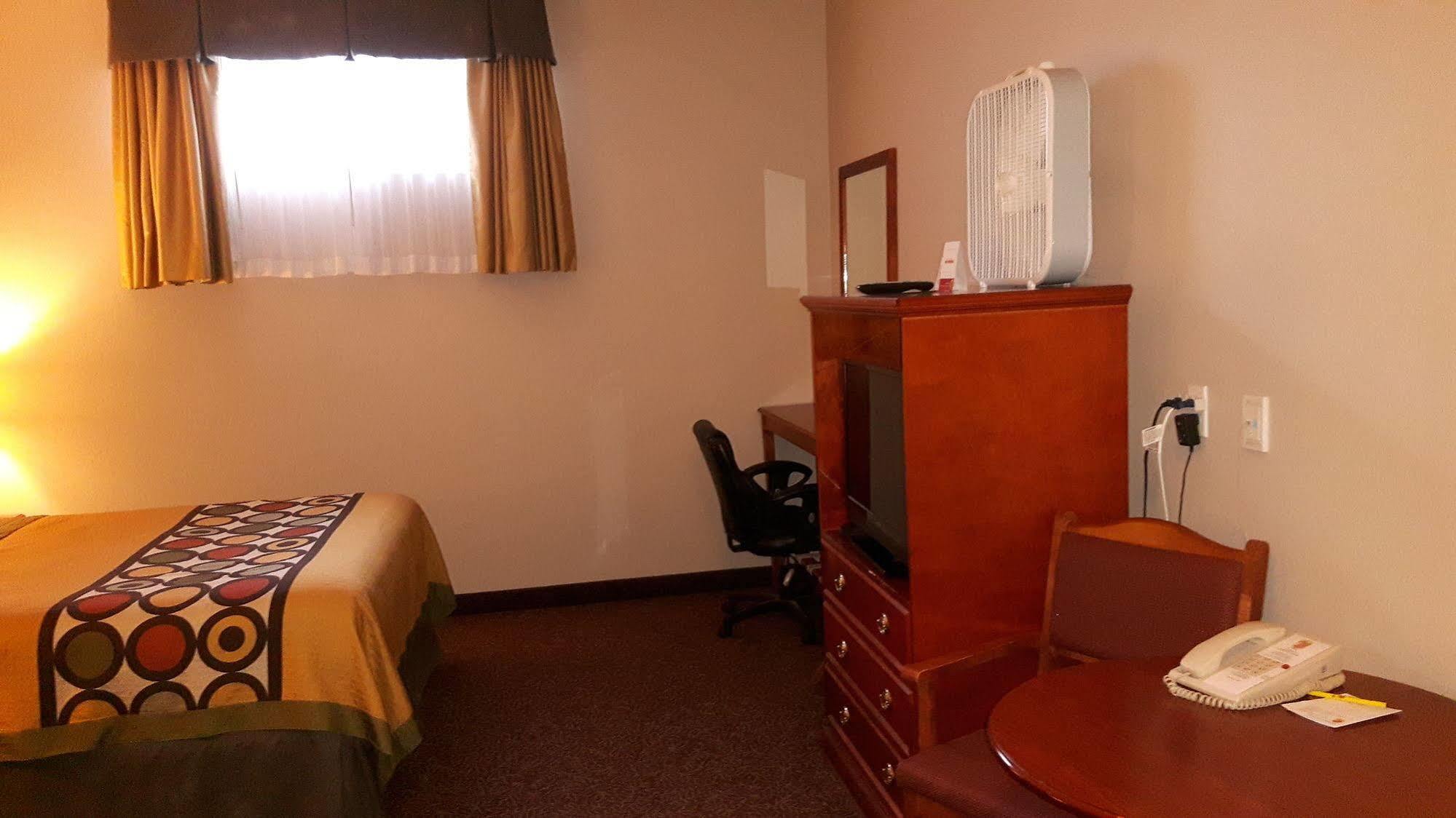Super 8 By Wyndham Cochrane Hotel Ngoại thất bức ảnh