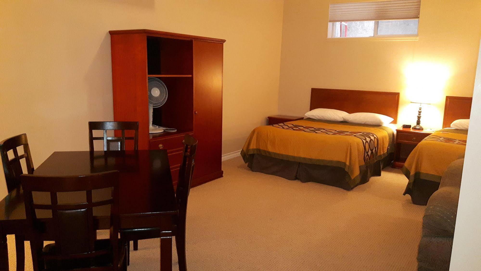 Super 8 By Wyndham Cochrane Hotel Ngoại thất bức ảnh