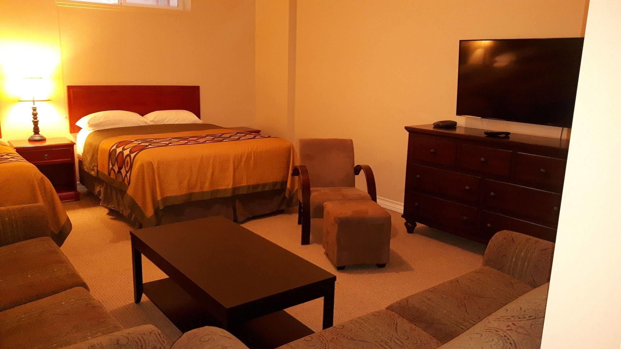 Super 8 By Wyndham Cochrane Hotel Ngoại thất bức ảnh