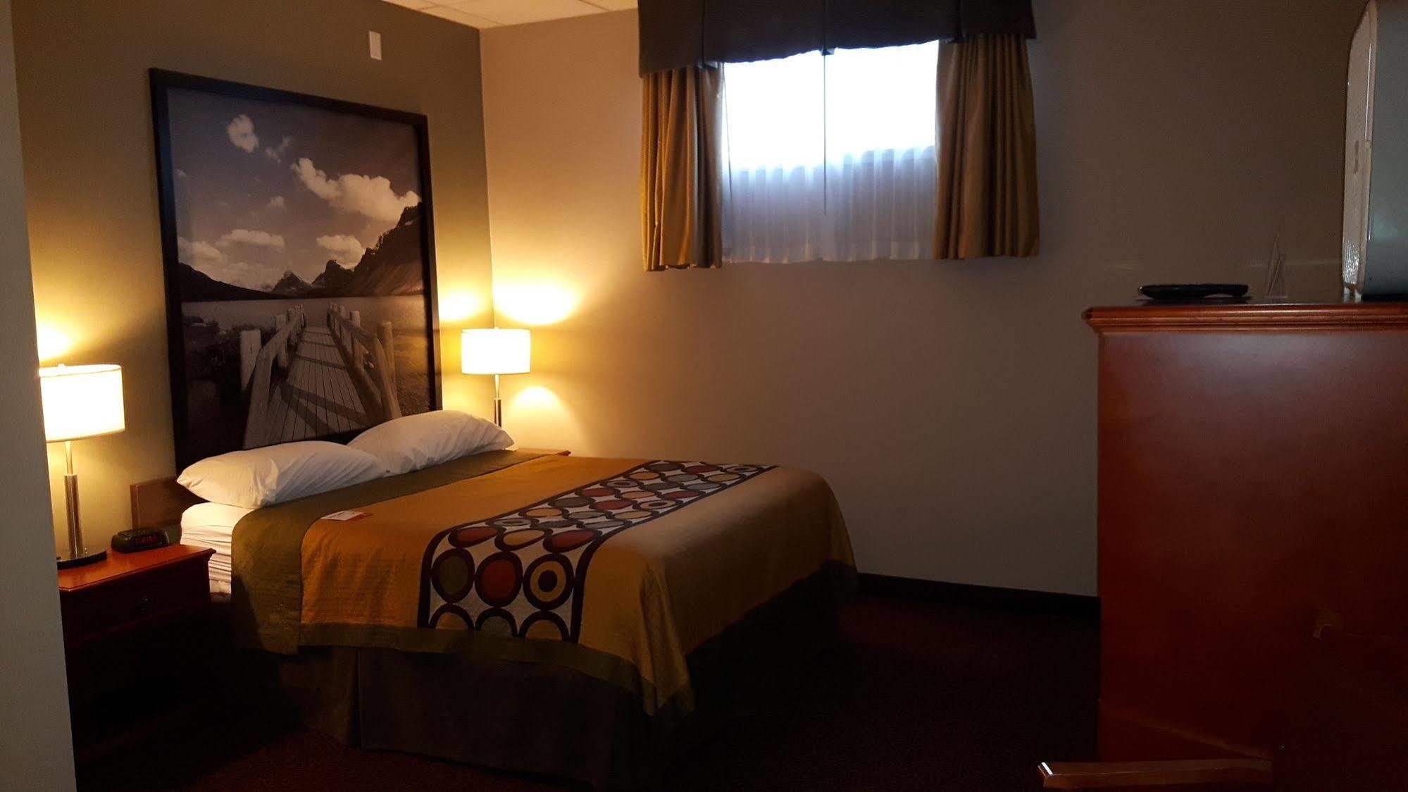 Super 8 By Wyndham Cochrane Hotel Ngoại thất bức ảnh